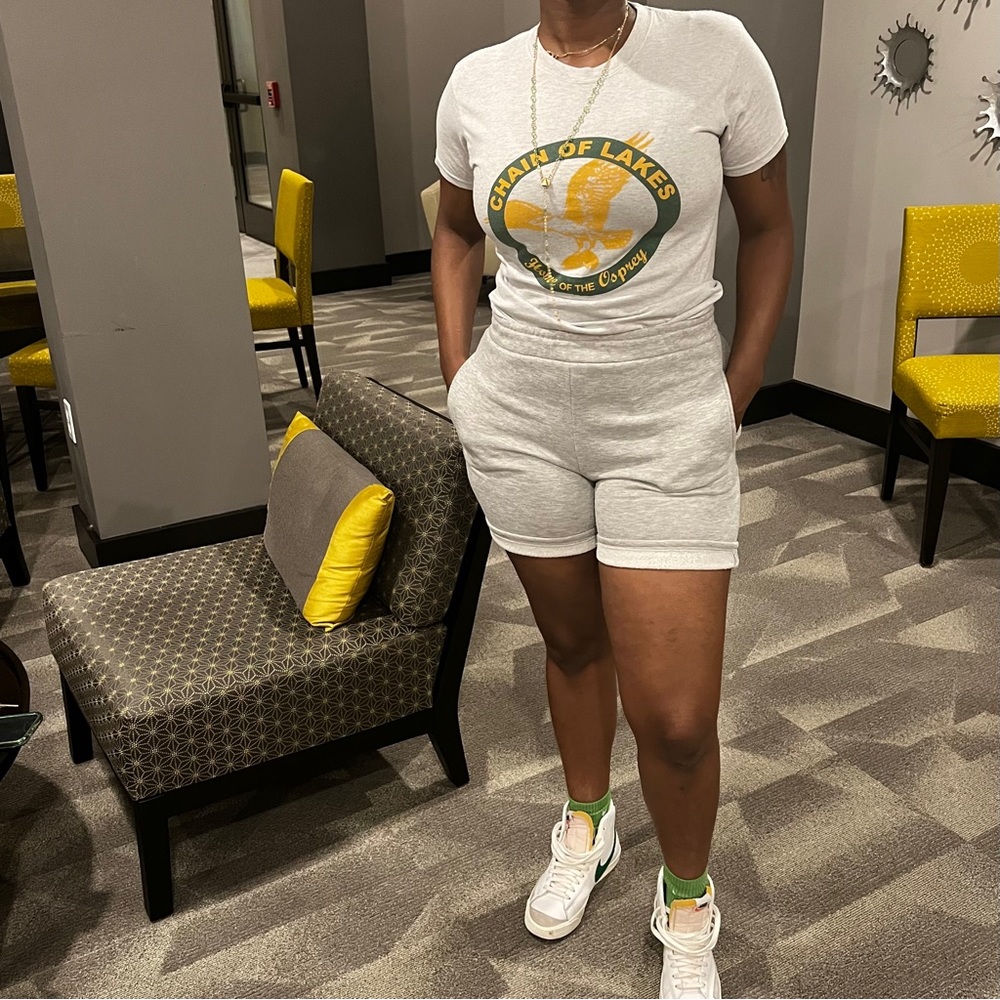 🍂Women’s Small Light Grey Chain Of Lakes Scholar Tee